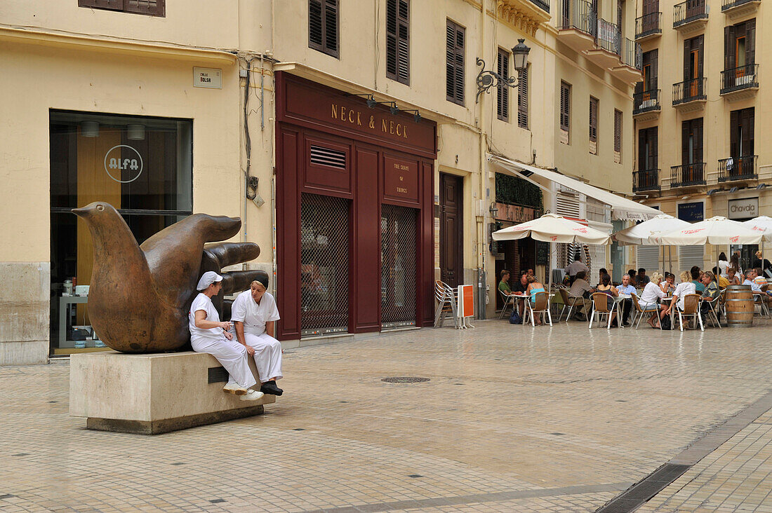 Skulptur mit zwei Frauen in Arbeitskleidung, Menschen und Strassenrestaurants in der Calle Bossa nahe der Kathedrale, Malaga, Andalusien, Spanien, Europa