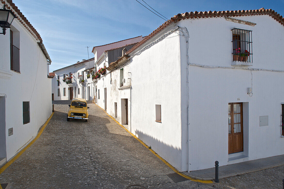 Gelber R4 in der Altstadt von Arcena, Huelva, Andalusien, Spanien