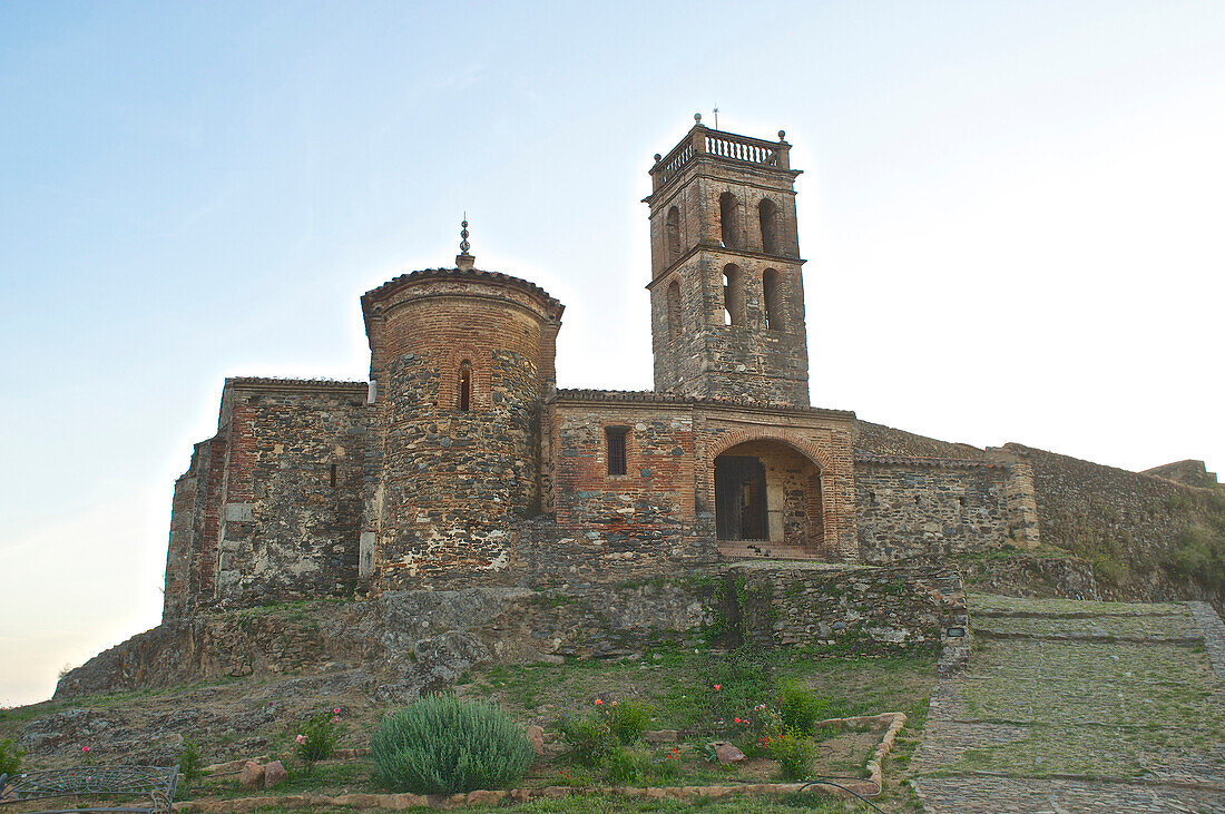 Festung und Kirche in einer ehemaligen Moschee auf einem Hügel, Almonaster la Real, Sierra de Aracena, Huelva, Andalusien, Spanien