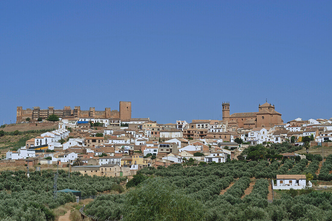 Banos de la Encina, maurische Burg und Stadt auf einem Bergrücken, Andalusien, Spanien