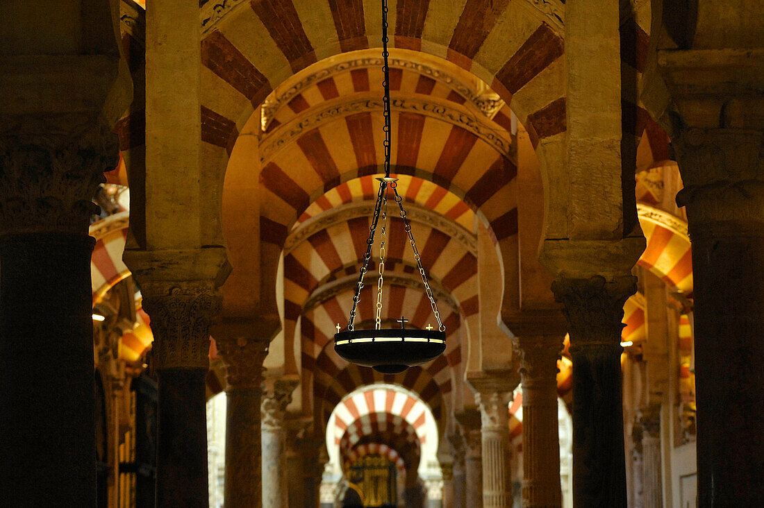 Christlicher Schmuck und maurische Bögen in der Mezquita in Cordoba, Andalusien, Spanien