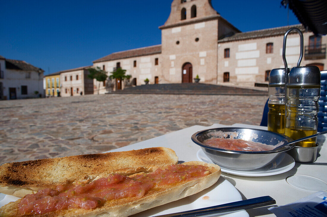 Spanisches Frühstück auf dem Platz des Ortes Aldeaquemada, Despenaperros, Andalusien, Spanien