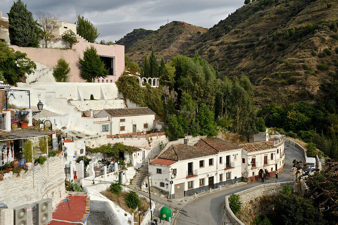 Häuser am Hang und Flamenco-Höhlen im Sacromonte Viertel in den Ausläufern von Granada, Andalusien, Spanien, Europa