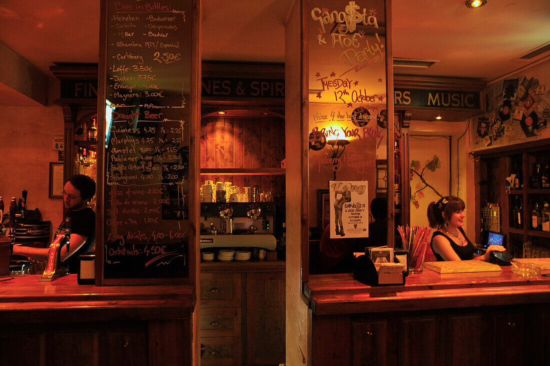 Bar in einem Irish Pub in Granada, Andalusien, Spanien, Europa
