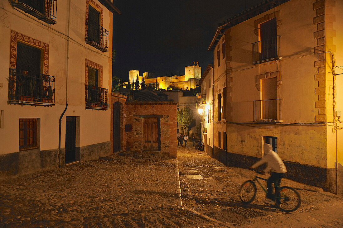 Night in the alleys of the Albaicin with view of the Alhambra fortress, Granada, Andalusia, Spain