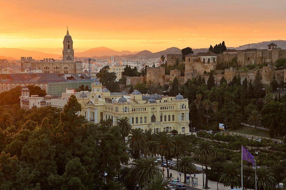 Blick bei Sonnenuntergang von Hochhaus über die Altstadt und die Festung, Alcazaba, von Malaga, Andalusien, Spanien