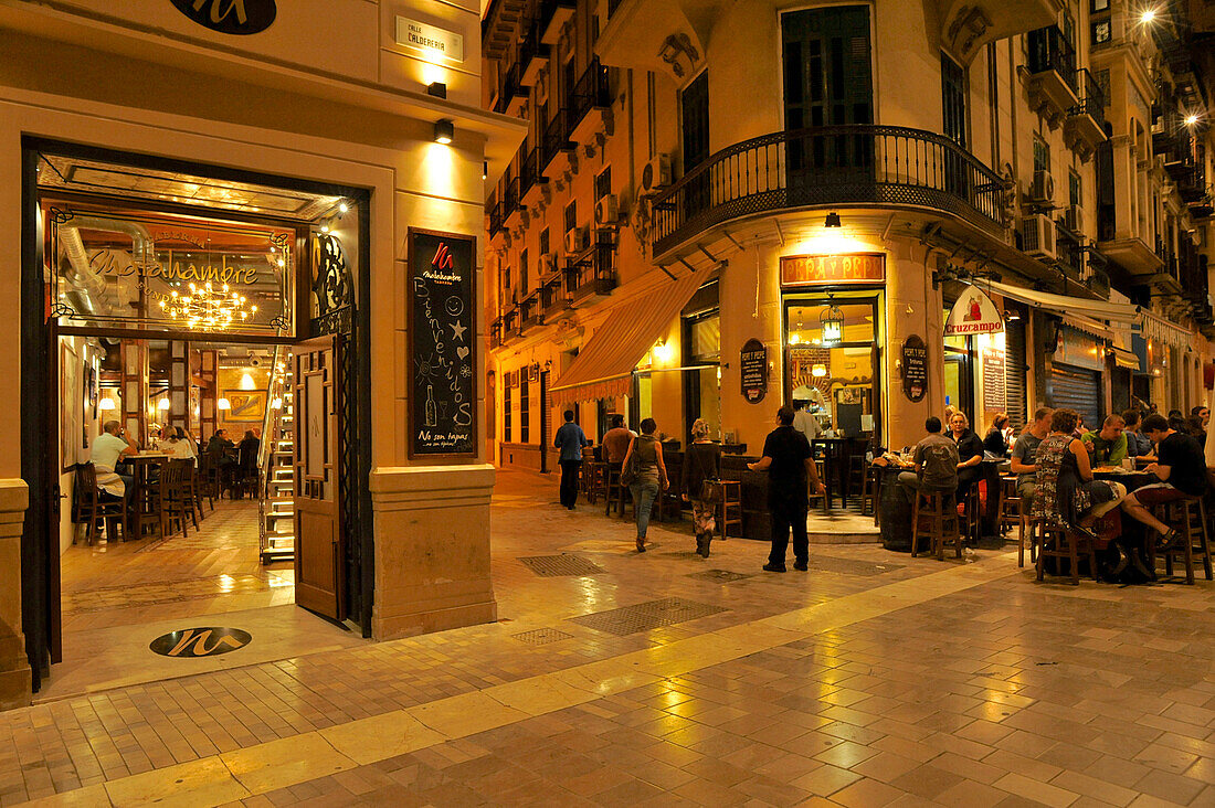 Gasse mit Tischen und Restaurants in der Fussgängerzone nahe der Kathedrale von von Malaga im Abendlicht, Malaga, Andalusien, Spanien