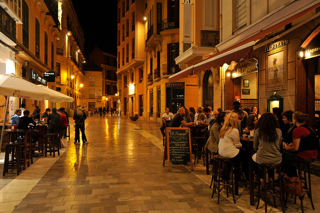 Gasse mit Tischen und Restaurants in der Fussgngerzone nahe der Kathedrale von von Malaga im Abendlicht, Malaga, Andalusien, Spanien