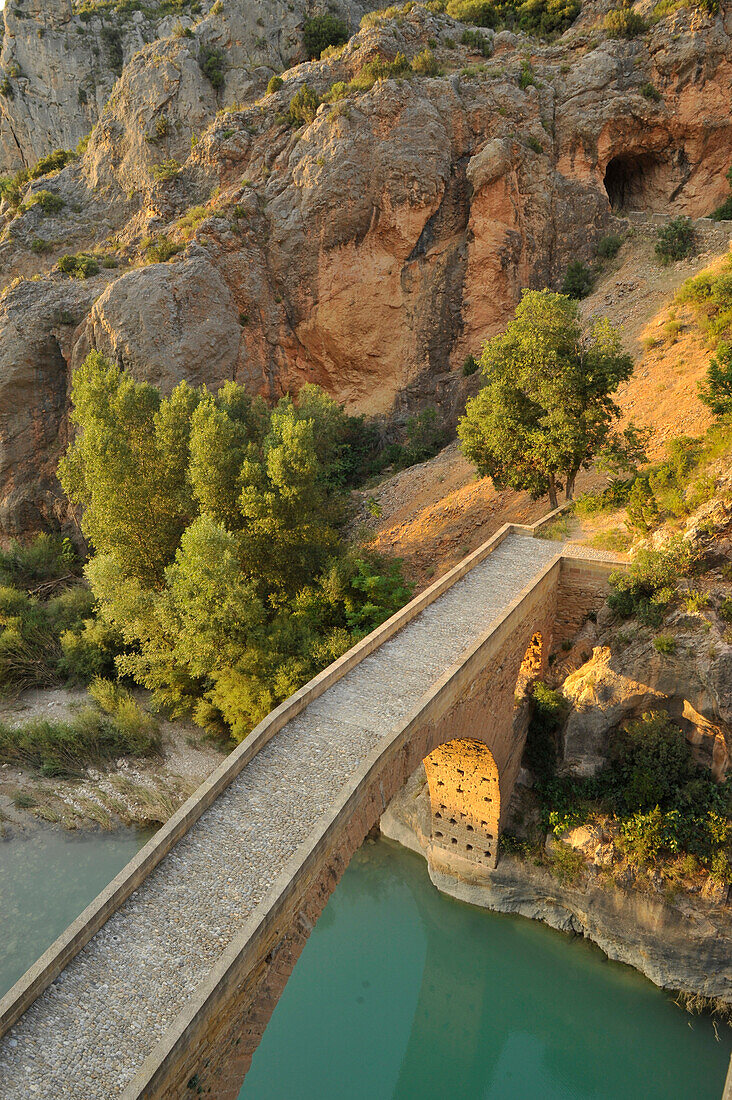 El puente del diablo de Olvena, Blick von oben auf die mittelalterliche Brücke, Provinz Aragon, Pyrenäen, Spanien