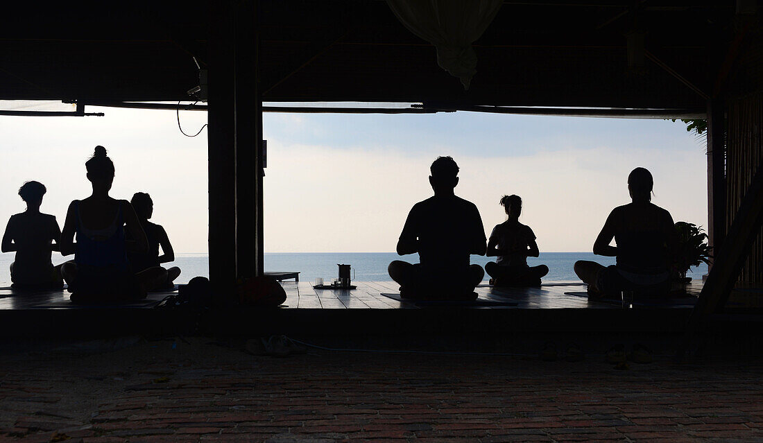 Yoga am Strand, Ko Lanta, Andaman Sea, Thailand, Asien