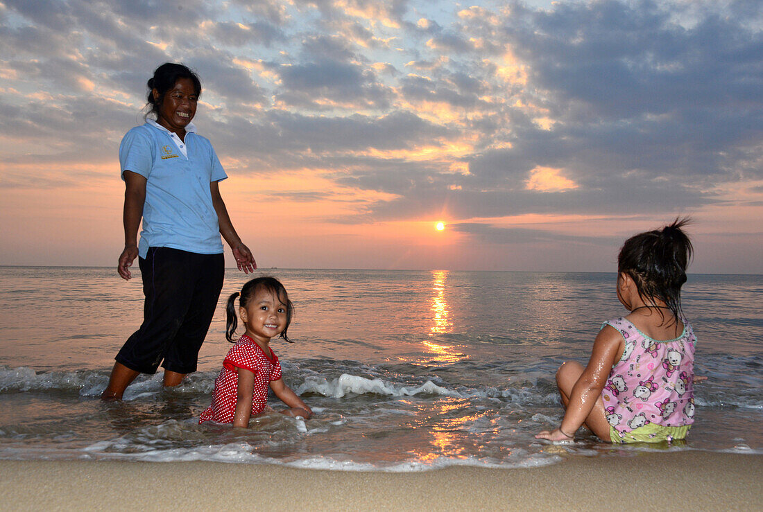 Sonnenuntergang am Strand, Insel Kho Khao nördlich v. Khao Lak, Andaman Sea, Thailand, Asien