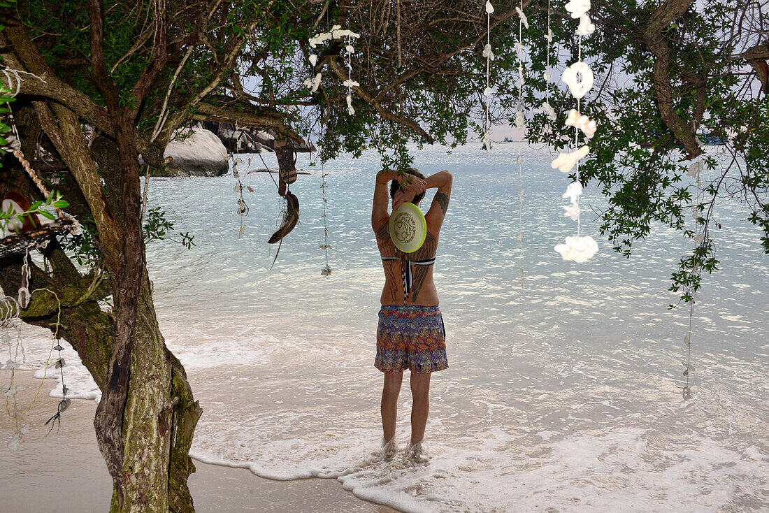 Junge Frau am Strand Chalok Ban Kao, Südküste, Insel Tao, Golf von Thailand, Thailand