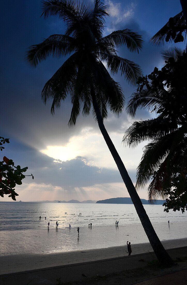 abendlicher Blick über den Ao Nang Beach, Krabi, Andaman Sea, Thailand, Asien