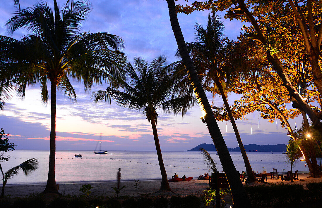 Sonnenuntergang am Strand Ao Phrao, Insel Samet, Golf von Thailand, Thailand