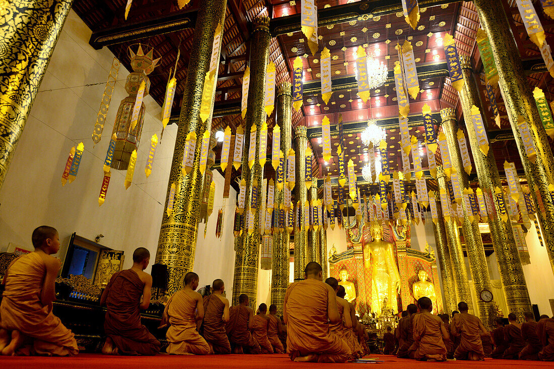 Buddhist monks inWat Chedi Luang, Chiang Mai, North-Thailand, Thailand, Asien