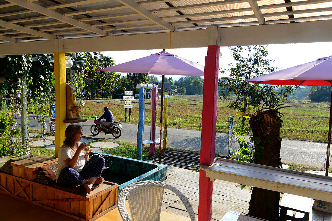 Café am Reisfeld in Pai, Nord-Thailand, Thailand