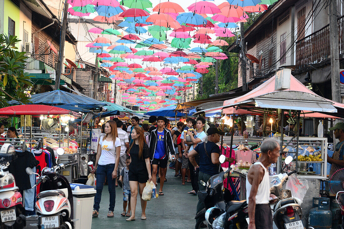 Nachtmarkt in Surat Thani, Süd-Thailand, Thailand