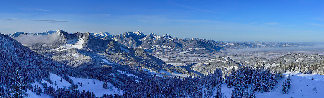 Panorama mit Winterlandschaft mit Heuberg, Wendelstein und Mangfallgebirge, von der Hochries, Samerberg, Chiemgauer Alpen, Chiemgau, Oberbayern, Bayern, Deutschland