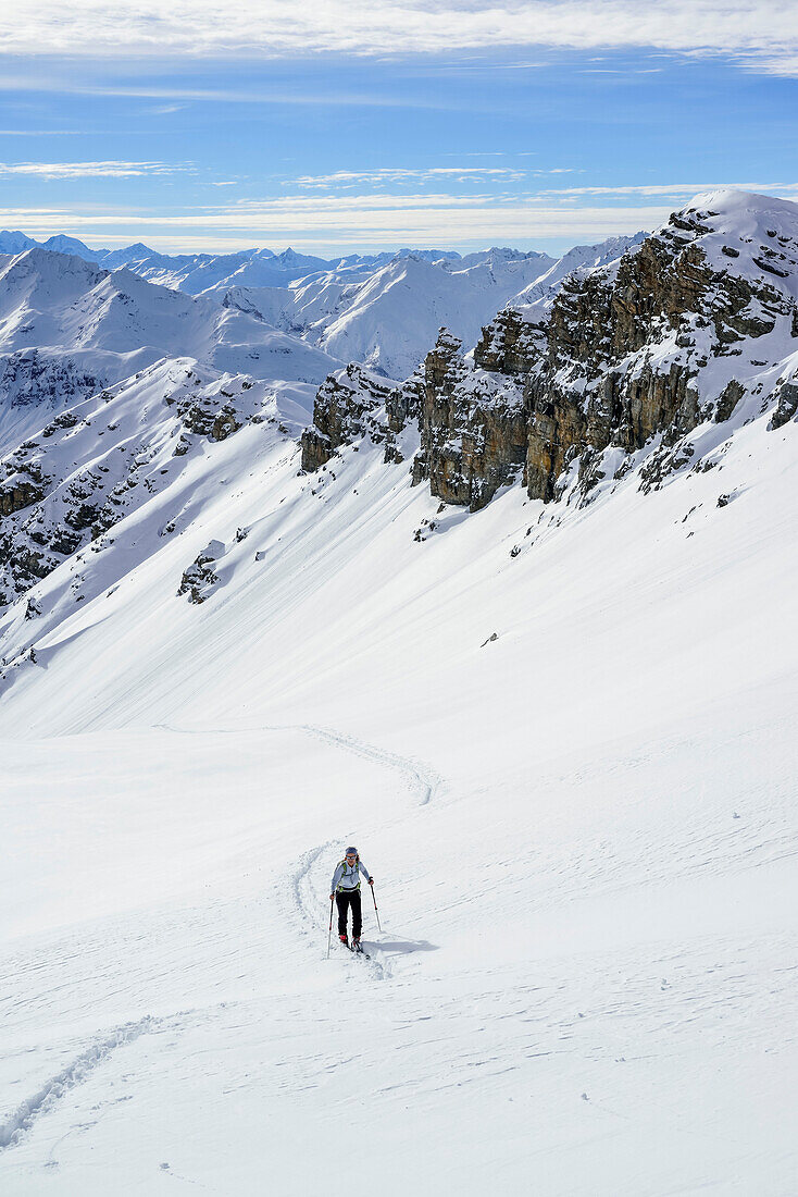 Frau auf Skitour steigt zum Piz Vallatscha auf, Piz Vallatscha, Ofenpass, Sesvennagruppe, Engadin, Graubünden, Schweiz