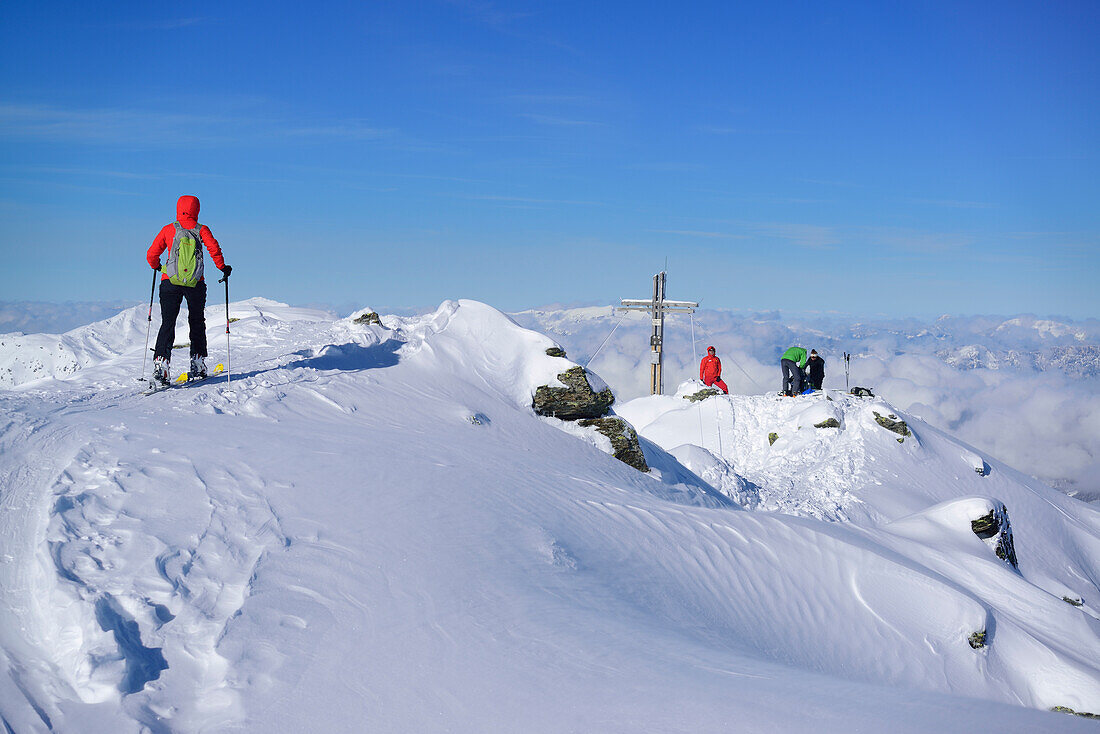 Gruppe von Personen auf Skitour steht am Gipfel der Pallspitze, Pallspitze, Langer Grund, Kitzbüheler Alpen, Tirol, Österreich