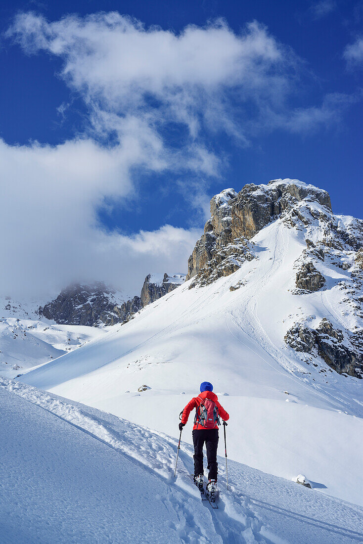 Frau auf Skitour steigt zum Monte Soubeyran auf, Monte Soubeyran, Valle Maira, Cottische Alpen, Piemont, Italien