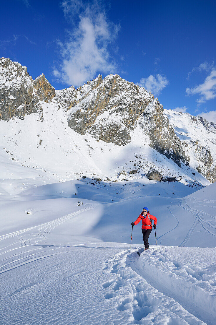 Frau auf Skitour steigt zum Monte Soubeyran auf, Monte Soubeyran, Valle Maira, Cottische Alpen, Piemont, Italien