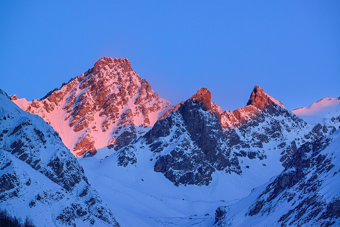 Alpenglow at Tete de l'Homme, Punta Dumontel and Punta Sigismondi, Valle Maira, Cottian Alps, Piedmont, Italy