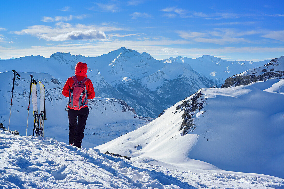 Frau auf Skitour steht am Gipfel des Monte Soubeyran und blickt auf Cottische Alpen, Monte Soubeyran, Valle Maira, Cottische Alpen, Piemont, Italien