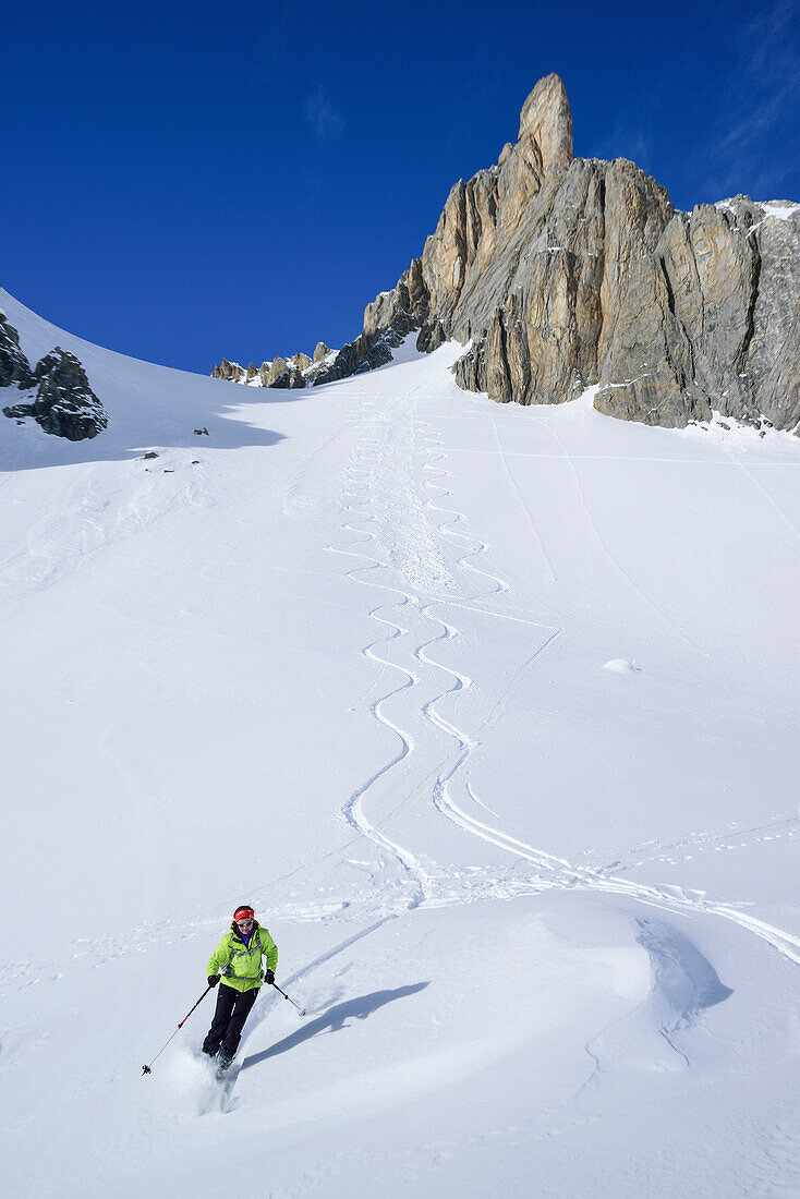 Frau auf Skitour fährt vom Colle d´Enchiausa ab, Valle Enchiausa, Valle Maira, Cottische Alpen, Piemont, Italien