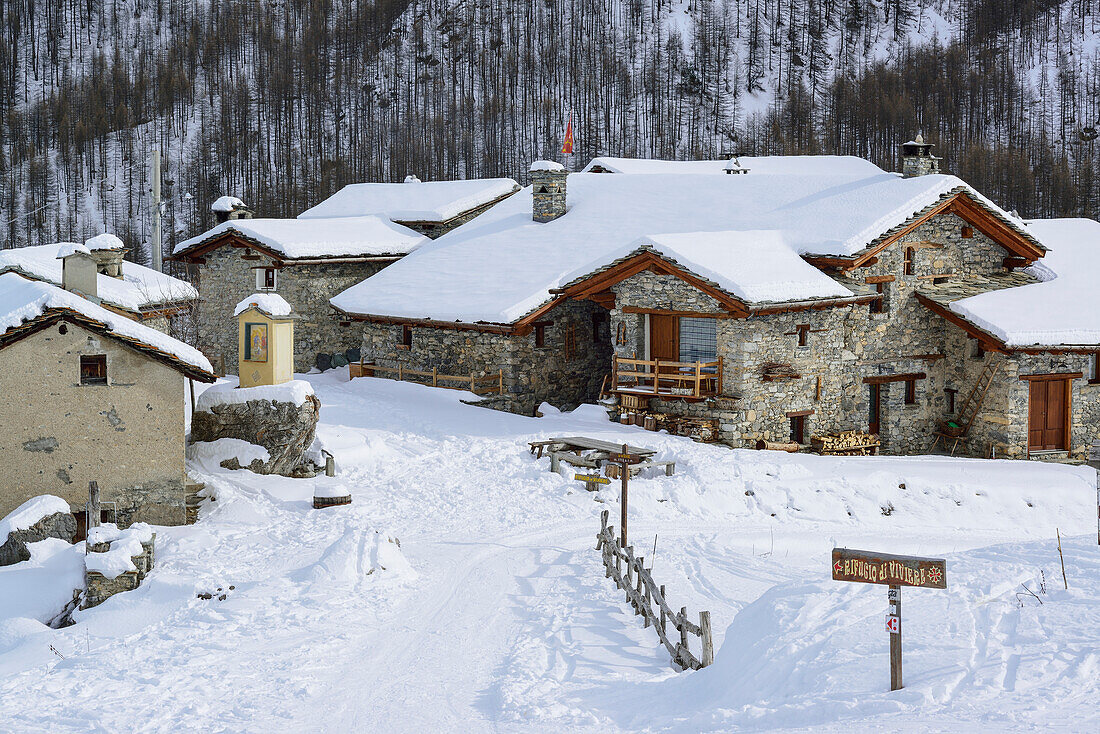 Verschneite Almsiedlung Viviere, Viviere, Valle Maira, Cottische Alpen, Piemont, Italien