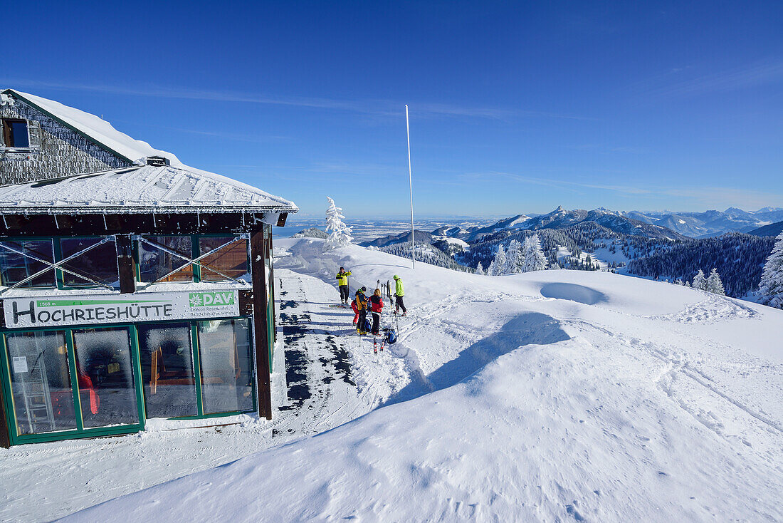 Mehrere Personen vor Hochrieshaus, Hochries, Samerberg, Chiemgauer Alpen, Chiemgau, Oberbayern, Bayern, Deutschland