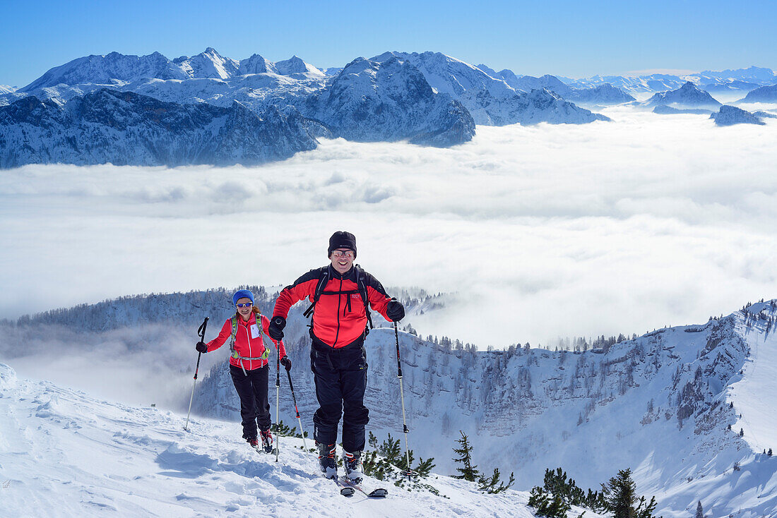 Zwei Personen auf Skitour steigen zum Sonntagshorn auf, Berchtesgadener Alpen im Hintergrund, Sonntagshorn, Chiemgauer Alpen, Salzburg, Österreich