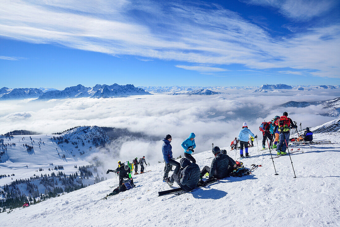 Gruppe von Personen am Gipfel des Sonntagshorn, Loferer Steinberge und Wilder Kaiser im Hintergrund, Sonntagshorn, Chiemgauer Alpen, Salzburg, Österreich