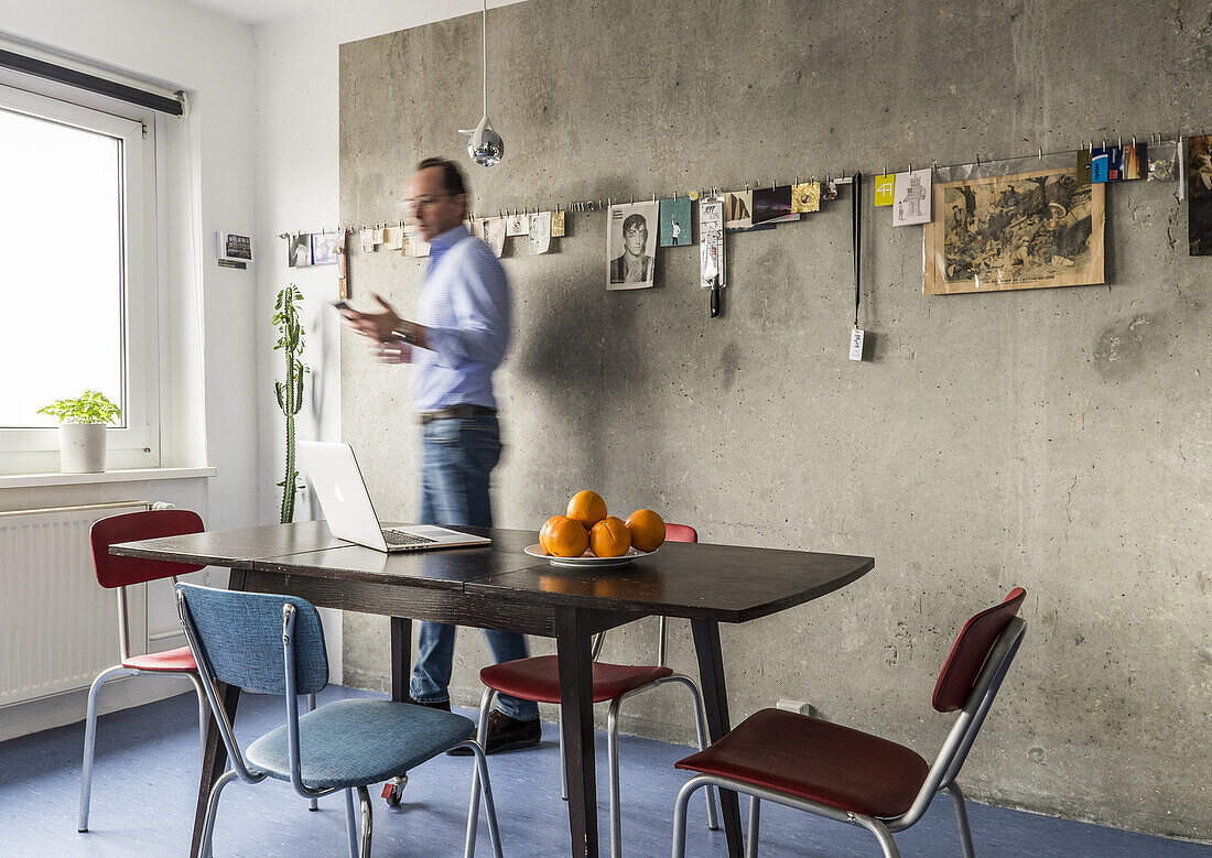 Mann in einer modernisierte Plattenbauwohnung am Alexanderplatz, Berlin, Deutschland