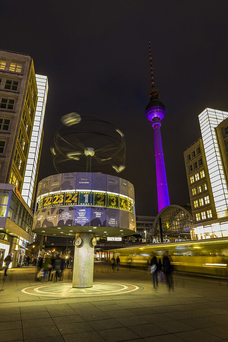 Weltuhr am Alexanderplatz und Blick auf den Alex bei Nacht, Berlin, Deutschland