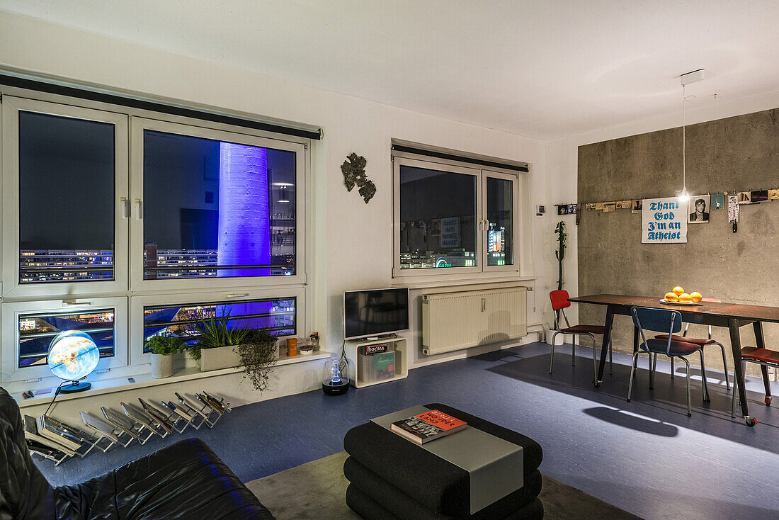 Blick auf den Berliner Fernsehturm Alex bei Nacht aus einer modernisierten Plattenwohnung, Berlin, Deutschland