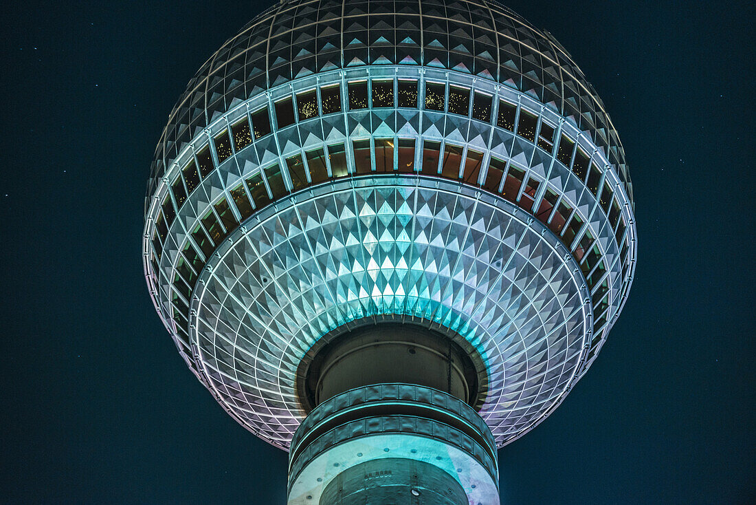 Bunt beleuchteter Alex Fernsehturm bei Nacht, Berlin Alexanderplatz, Deutschland