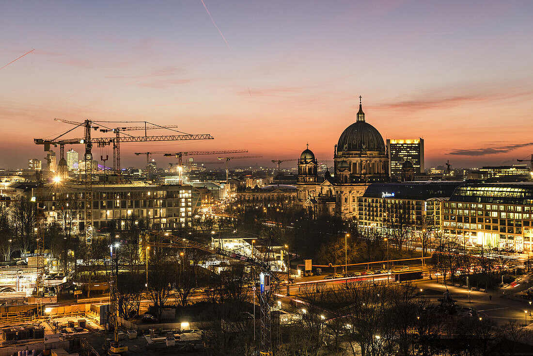 Blick vom Alexanderplatz auf den Berliner Dom in der Dämmerung, Berlin, Deutschland