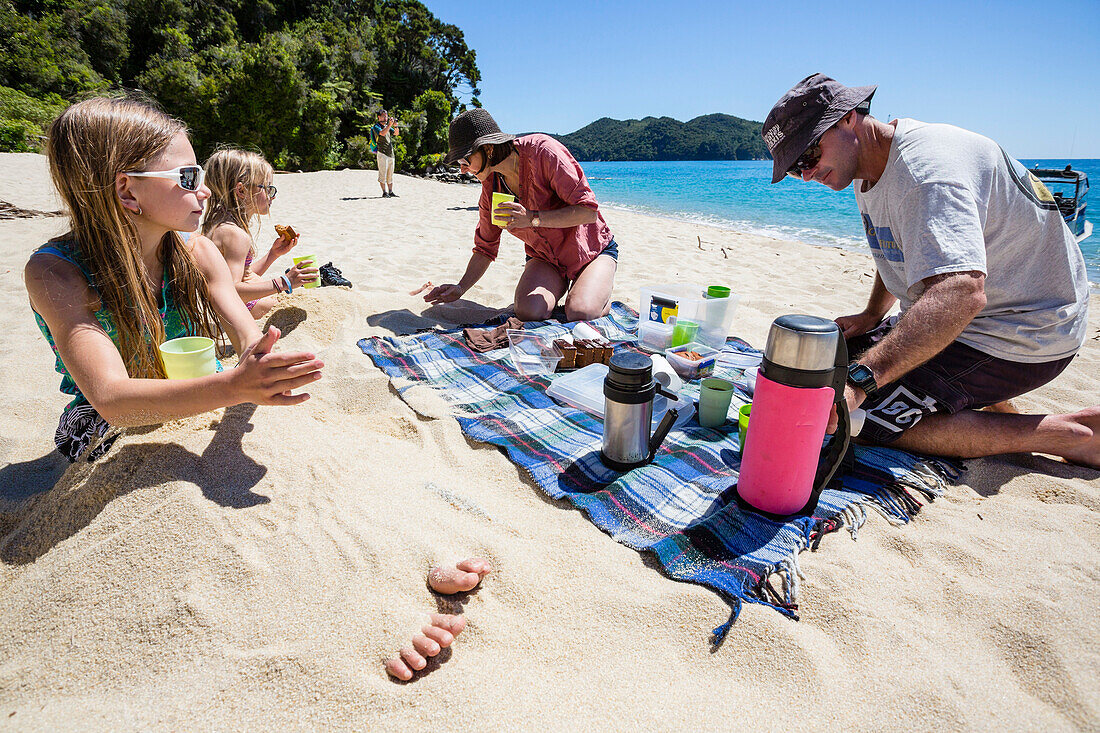 Picknick am Strand, Abel Tasman Nationalpark, Südinsel, Neuseeland
