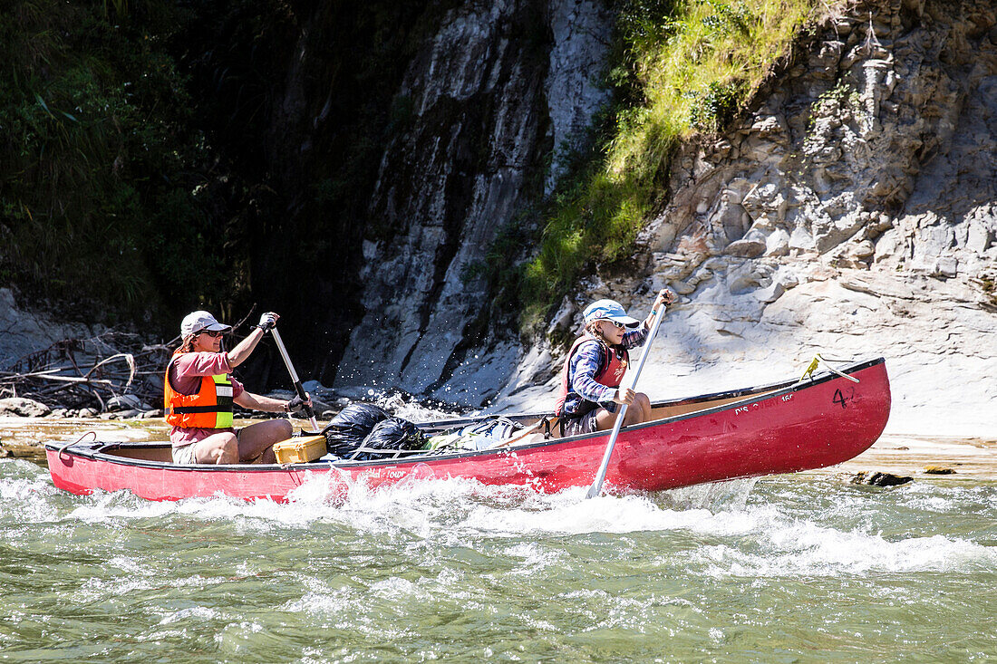 Ein Mädchen und eine Frau auf einem Kanu Trekking auf dem Whanganui River, Nordinsel, Neuseeland