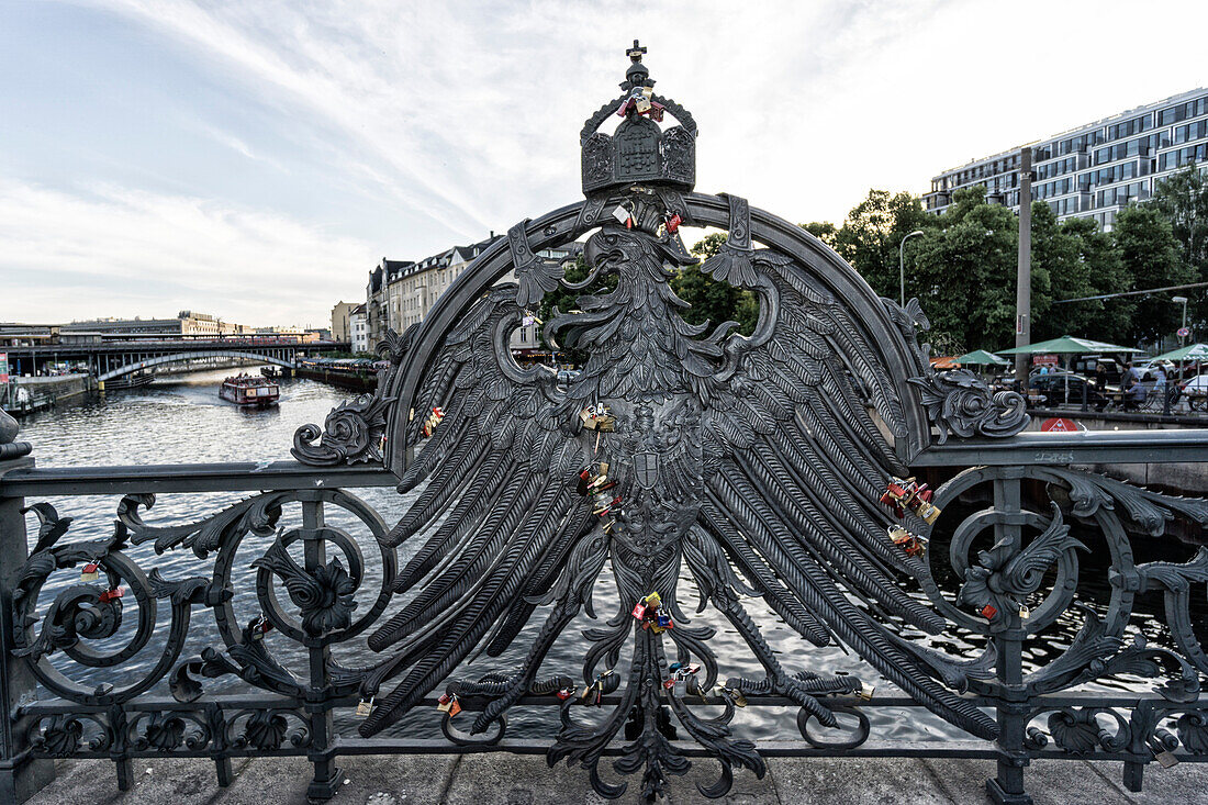 Gusseisener Adler mit Schlössern , im Hintergrund Yoo Berlin Appartments, Philipp Stark,  Spree, Berlin Mitte