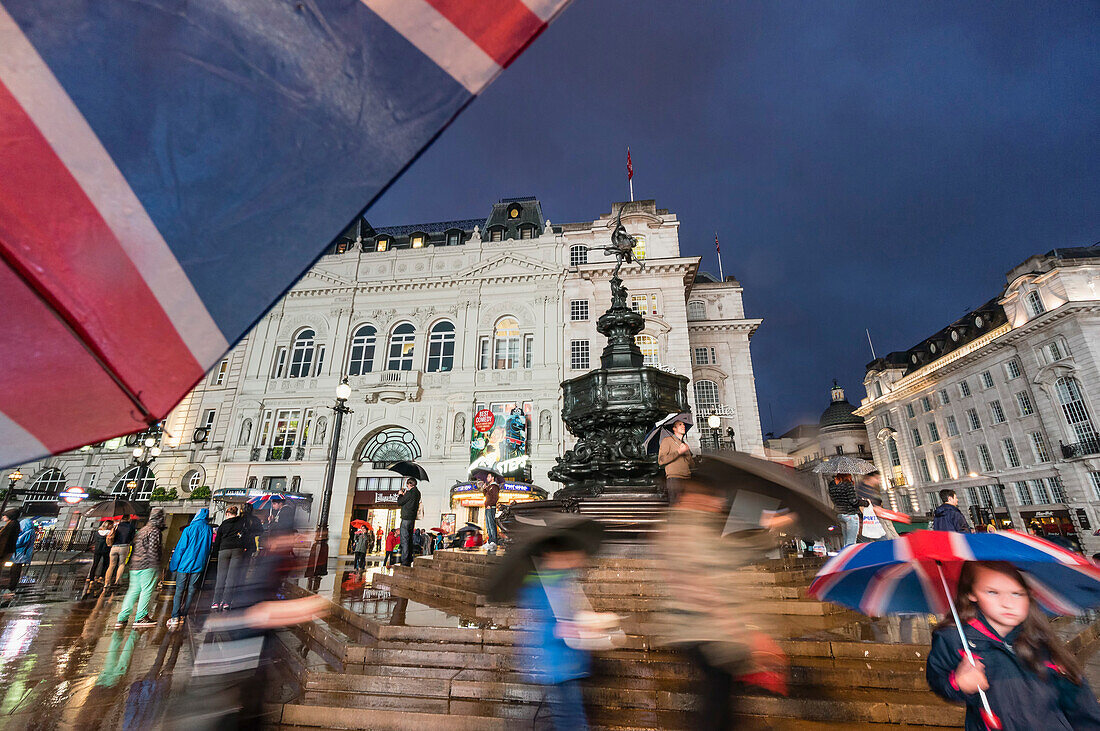 Menschen mit Schirmen am Piccadilly Circus, London , London - England