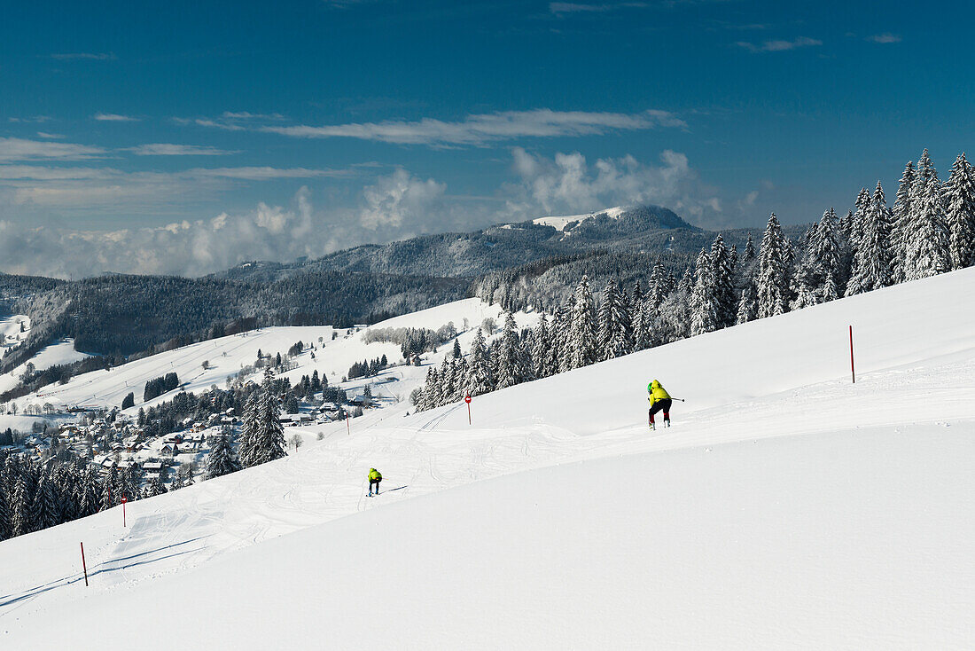Skifahrer und verschneite Landschaft, Todtnauberg, Schwarzwald, Baden-Württemberg, Deutschland