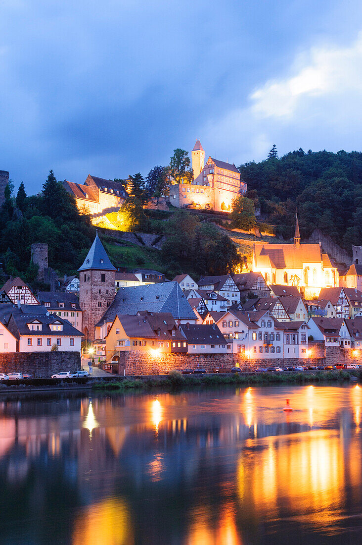 Altstadt und Schloss am Neckar bei Dämmerung, Hirschhorn, Neckar, Hessen, Deutschland