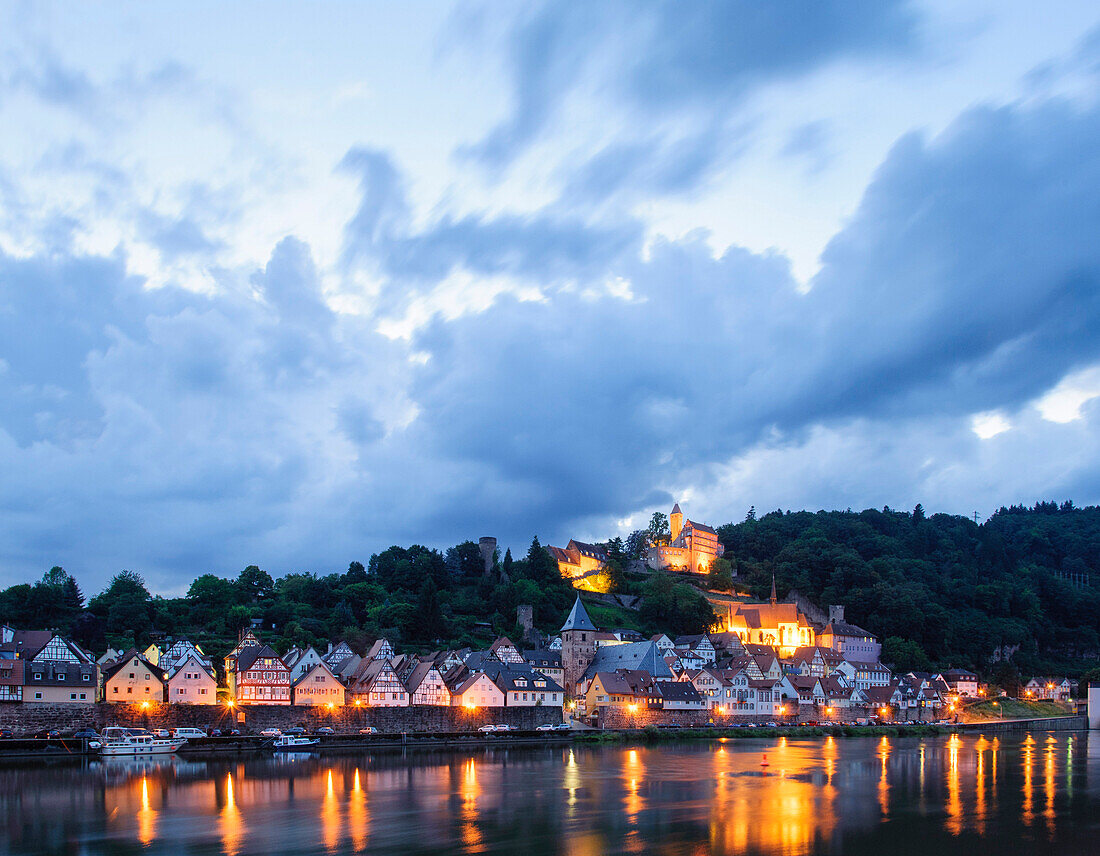 Altstadt und Schloss am Neckar bei Dämmerung, Hirschhorn, Neckar, Hessen, Deutschland