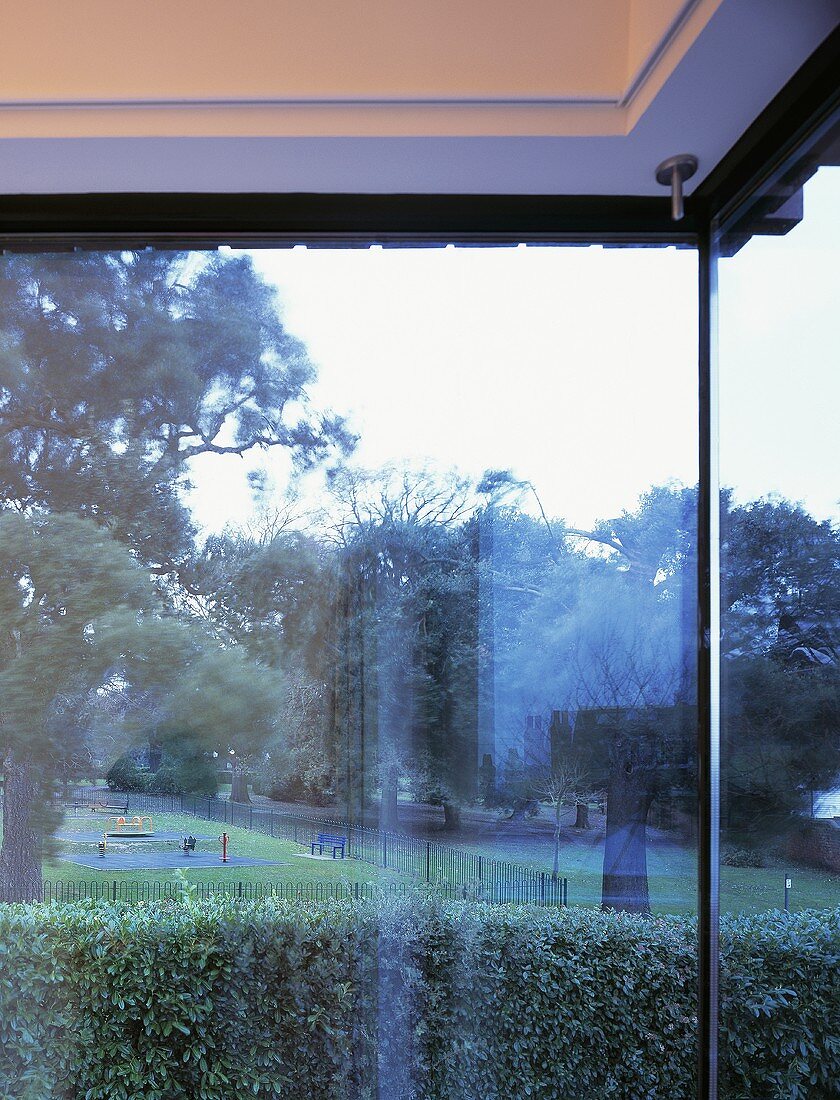 Glasfront übereck mit Blick auf Garten