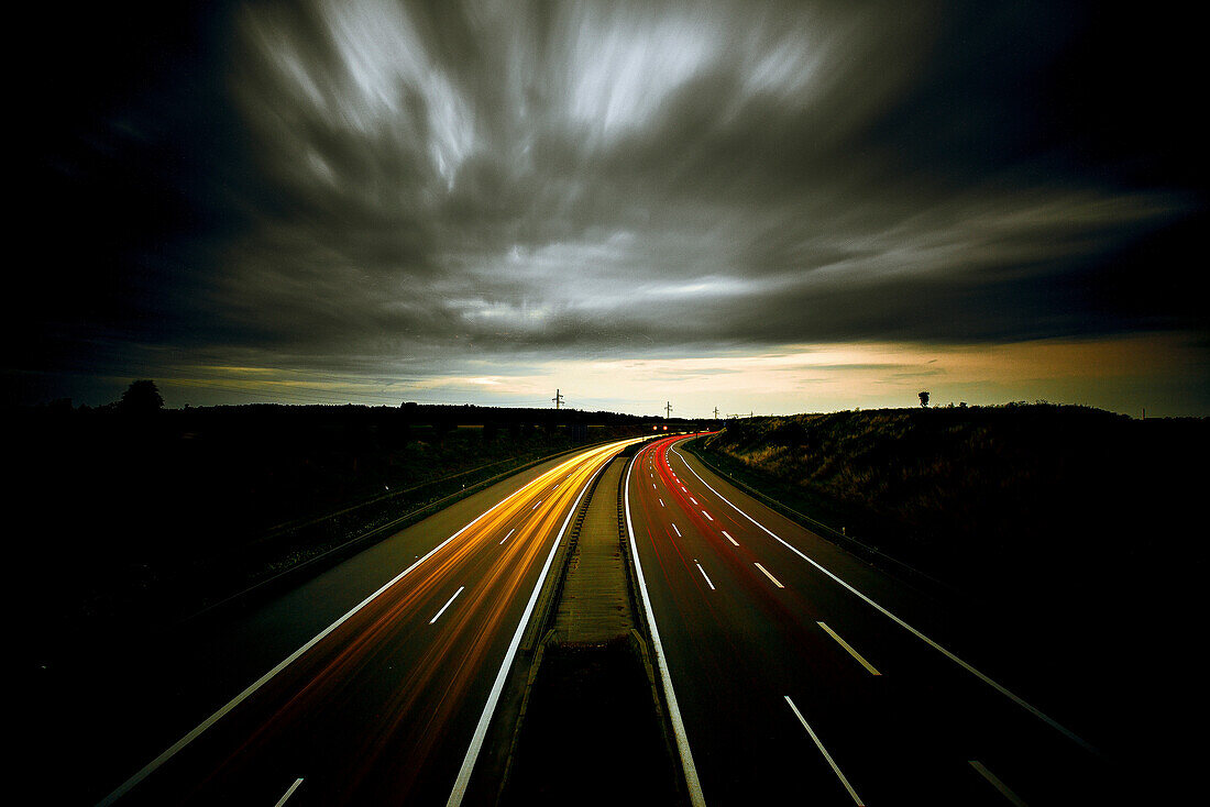 Autobahn A99 im Abendlicht, München, Aubing, Bayern, Deutschland