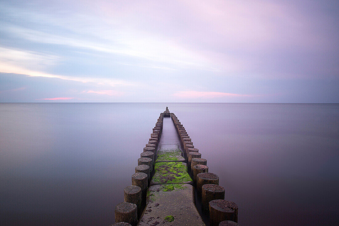 Buhne am Ostseestrand in der Abendstimmung, Dierhagen, Mecklenburg Vorpommern, Deutschland