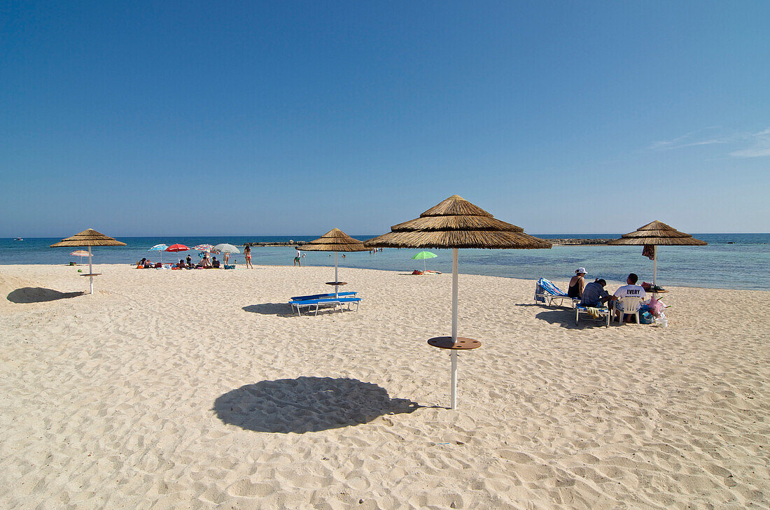 Sonnenschirme am weissen Strand des Agia Thekla Beach bei Agia Napa nordöstlich von Larnaka, Larnaca District, Zypern