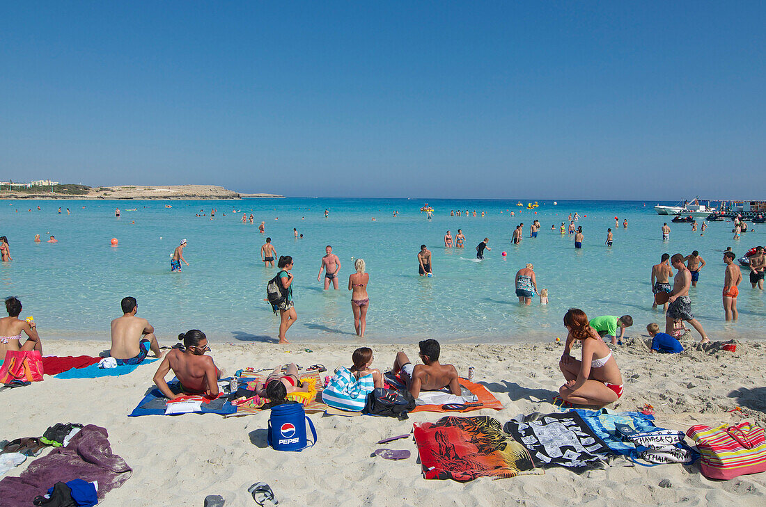 Menschen am weissen Strand und im flachen Wasseer, Nissi Beach bei Agia Napa nordöstlich von Larnaka, Larnaca District, Zypern